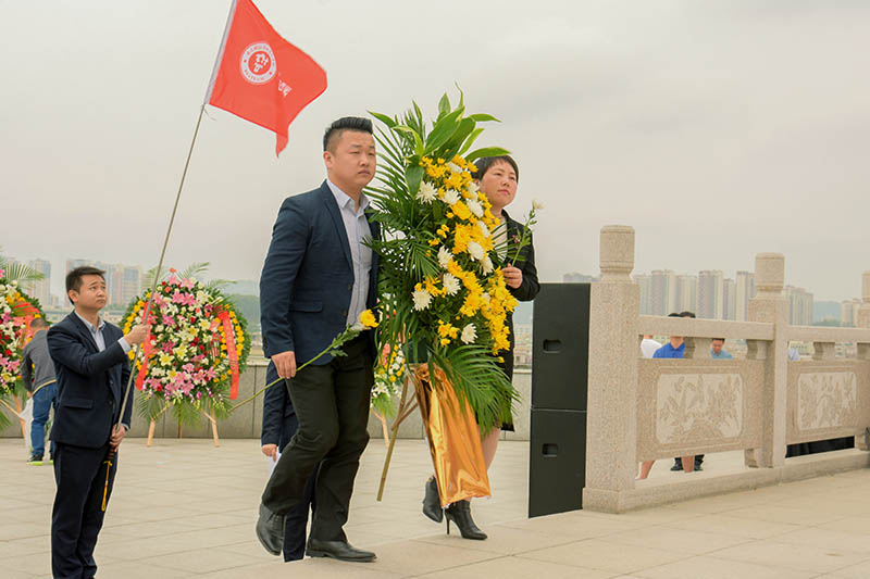 博天國際清明祭掃烈士陵墓！